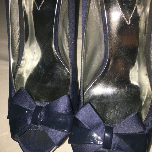 Guess Pumps - Picture 2 of 4